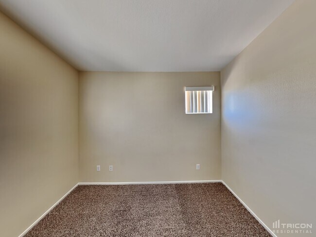 Building Photo - 2132 Meadow Green Ave