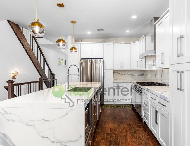 Building Photo - Modern 4-Bedroom, 4-Bath Home – Luxury Liv...