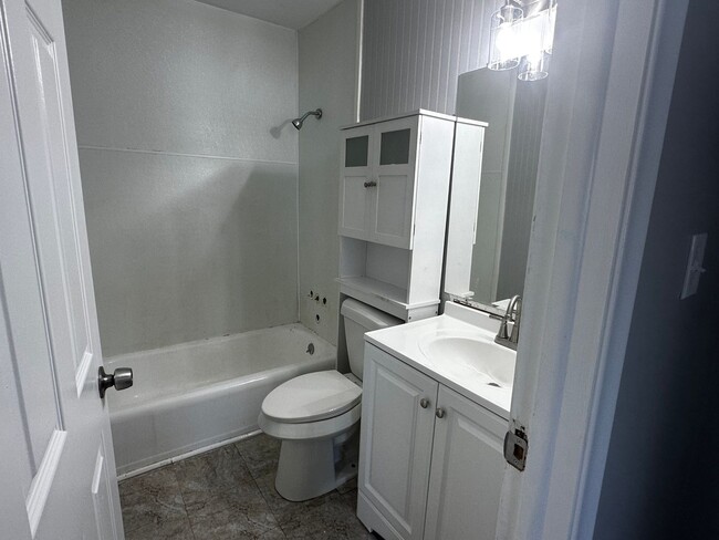 Building Photo - 2 Bedroom Home In Warren
