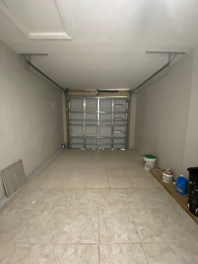 Building Photo - 2210 Marilyn Ln