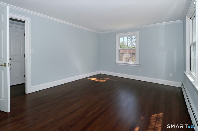 Building Photo - 240 Sunnyridge Ave