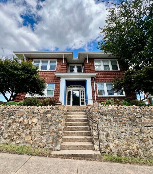 Building Photo - 1 Bedroom/1 Bath in the Historic District