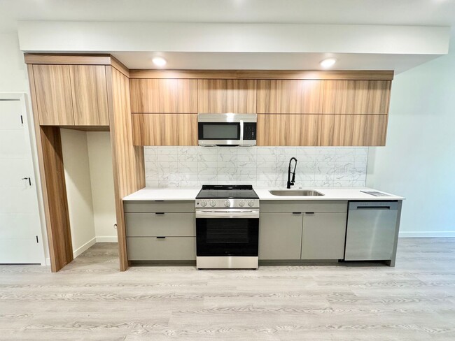 Building Photo - *1 MONTH FREE RENT* A 2bd/2bath Modern Tow...