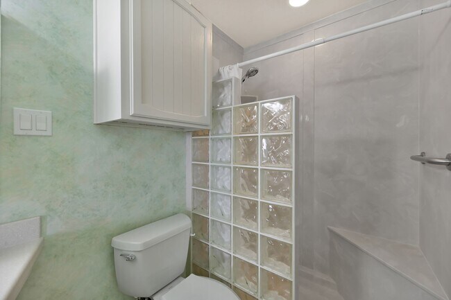 Building Photo - Fully Furnished 2 bedroom Lakefront with 1...