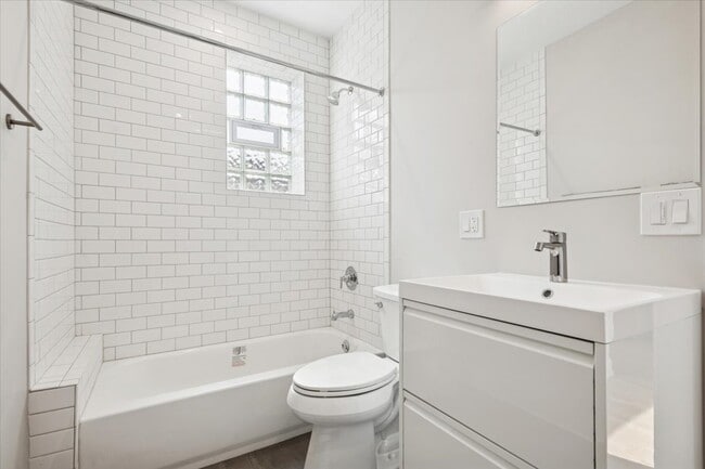 Building Photo - 2058 N Albany Ave