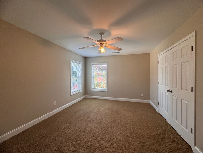 Building Photo - Stunning 5 Bedroom 4 Bath Home with 3 Car ...