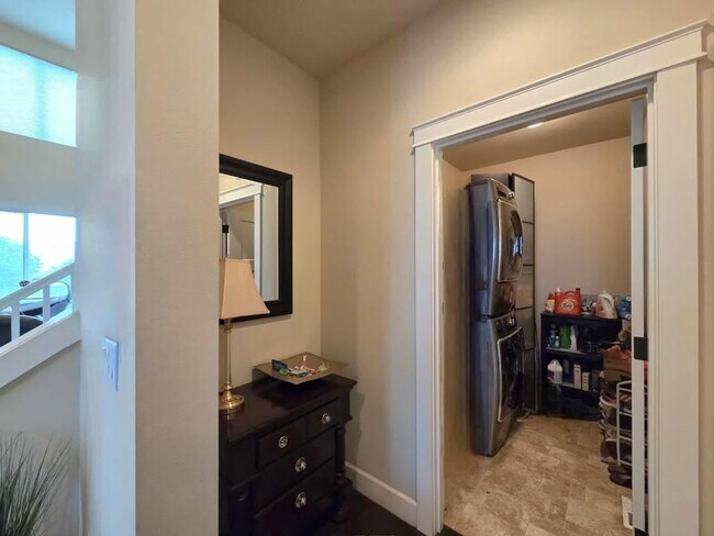 Building Photo - Large 3 bedroom, 3 bath newer build in sou...