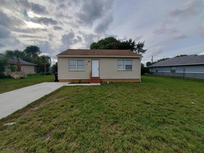 Building Photo - 210 NW 13th Ave