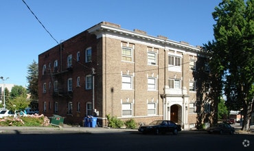 Building Photo - The Oxford Apartments!