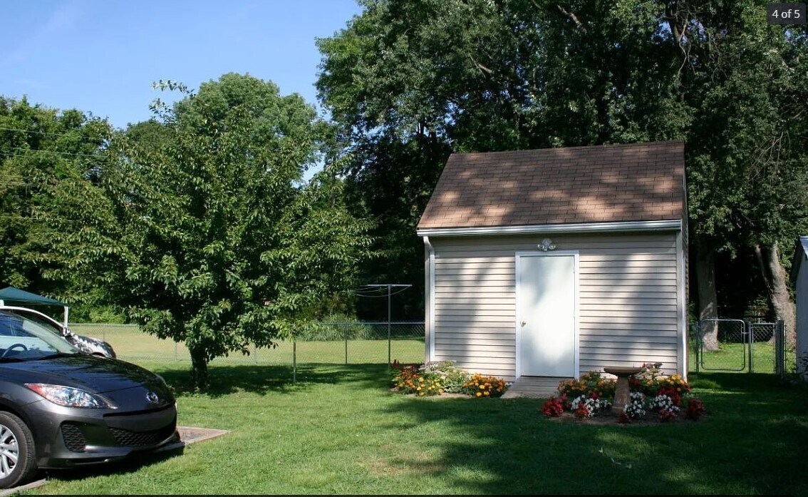 Backyard/off street Parking - 40 Union St
