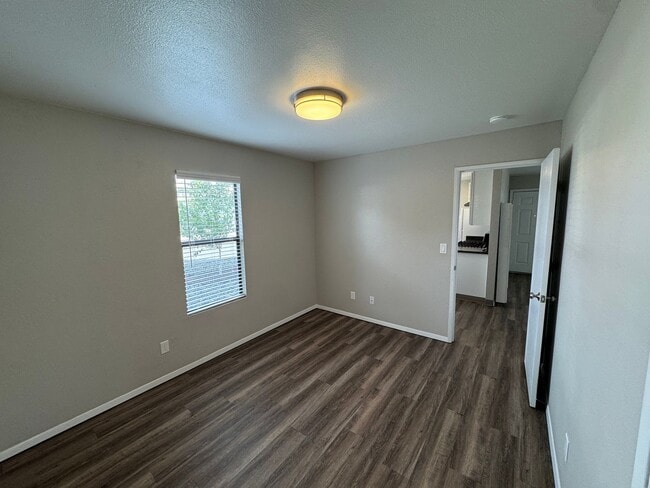 Building Photo - 606 8th St