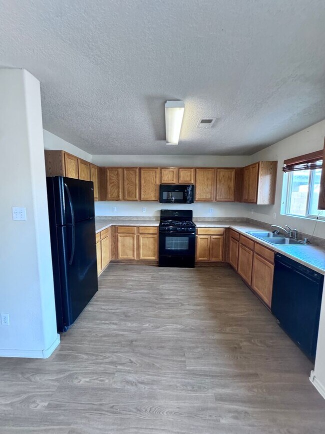 Building Photo - 4 bedroom 2.5 bath home-New Flooring