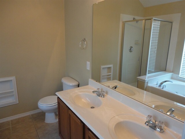 Building Photo - 1804 Heron Dr