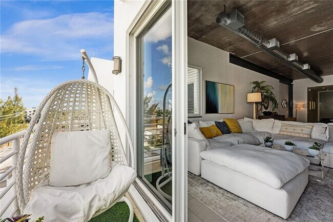 Building Photo - 110 SE 2nd St