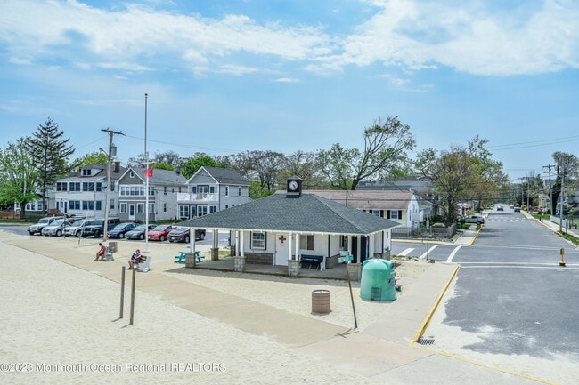 Building Photo - 408 Newport Ave