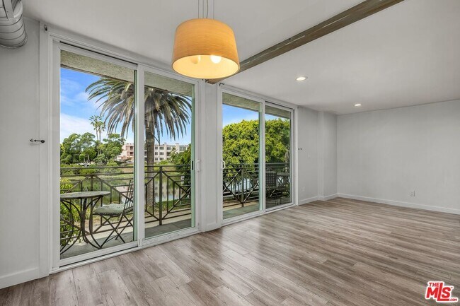 Building Photo - 164 63rd Ave