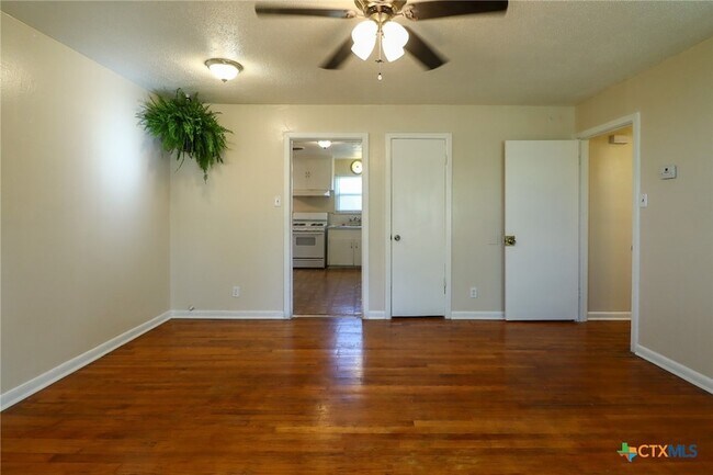 Building Photo - 2701 Hillside Dr