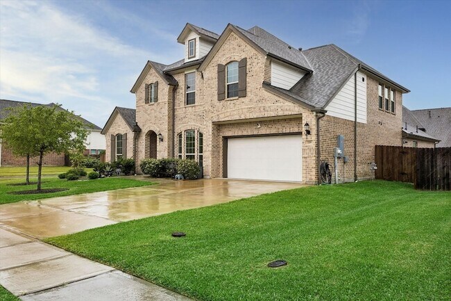 Building Photo - 729 Maplewood Dr