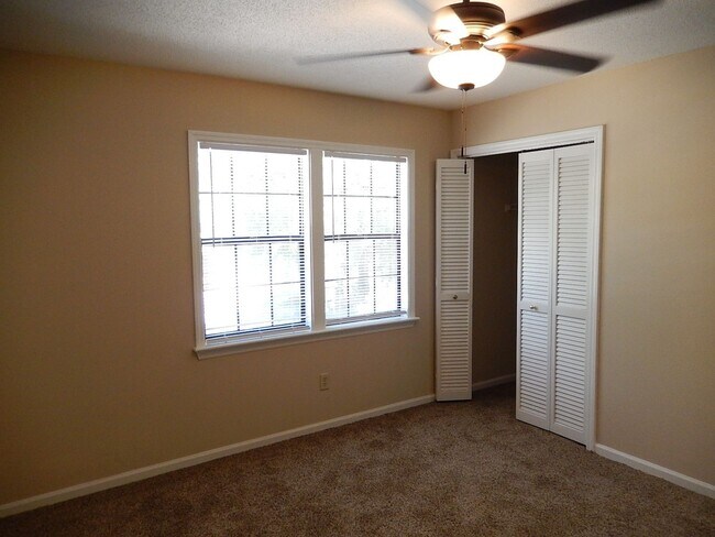 Building Photo - LOVELY 2/1.5 NW Twn w/ Granite Counters, Deck, Fenced Yard, & More! $1275/month Avail August 1st!