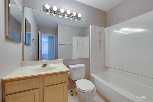 Building Photo - 1223 Summersweet Ln