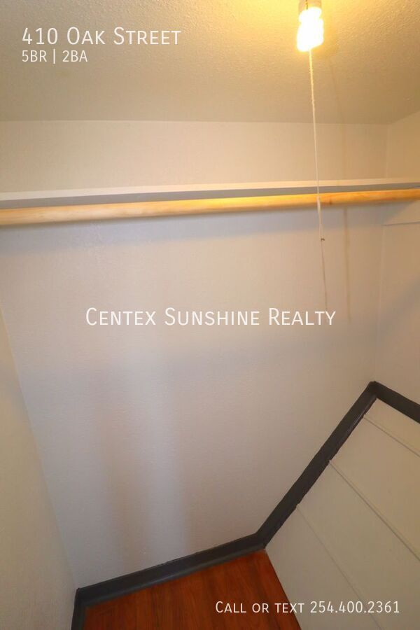 Building Photo - 410 Oak St