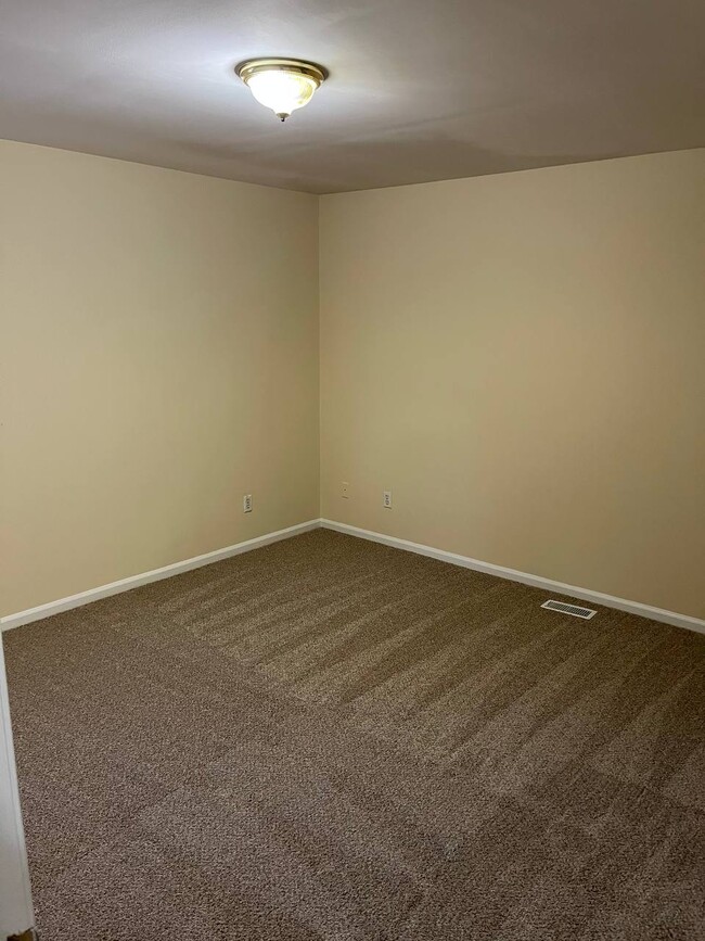 Building Photo - 684 Williams-White Rd