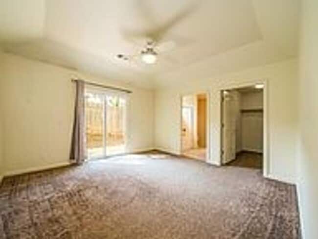 Building Photo - Cute 3 bedroom/2 bath downtown home!