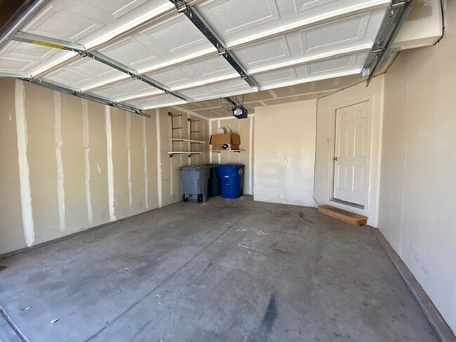 Building Photo - LARGE TOWNHOME AVAILABLE FOR RENT!