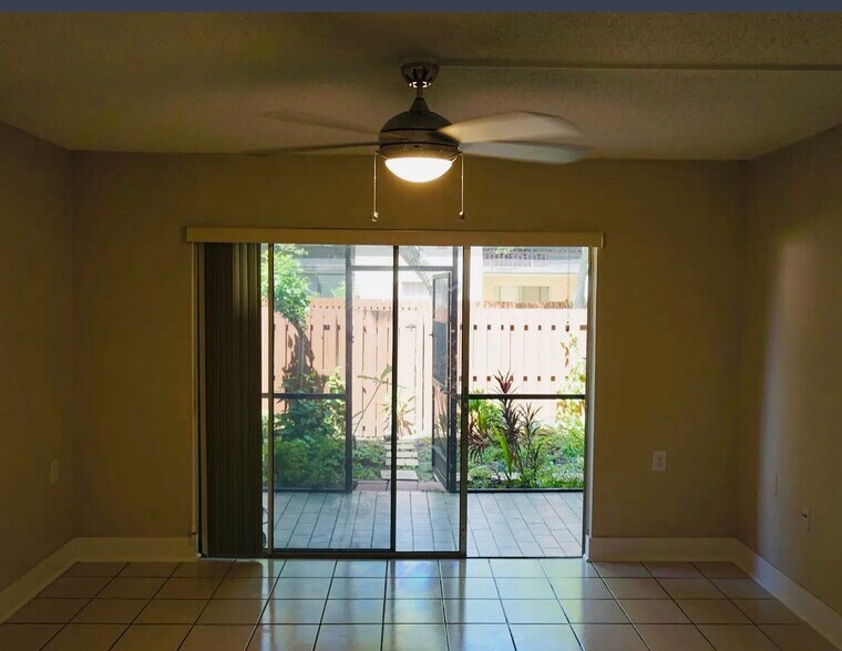 Building Photo - 11285 N Kendall Dr