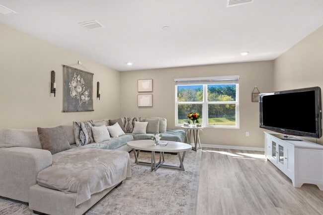 Building Photo - Move-In Ready Guest Room in Fallschase | Furnished Common Areas