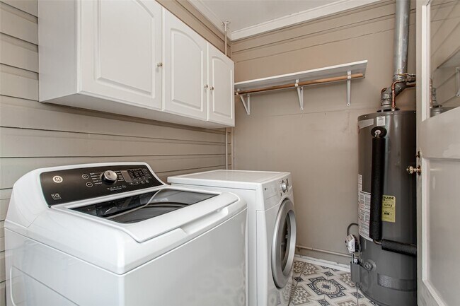 Building Photo - 8642 Daytonia Ave