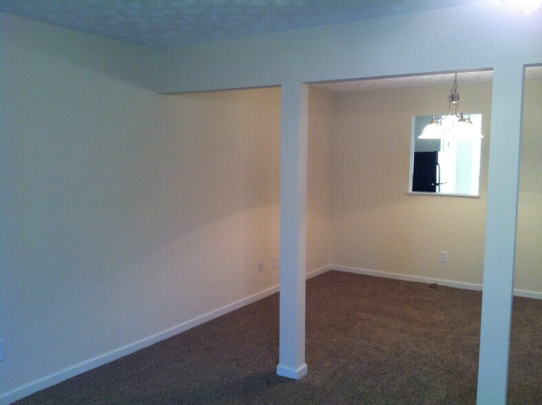 Building Photo - 7160 Grosbeak St