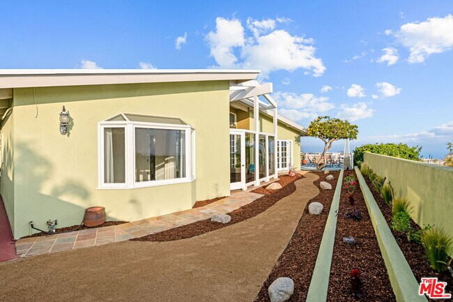 Building Photo - 221 Bellino Dr
