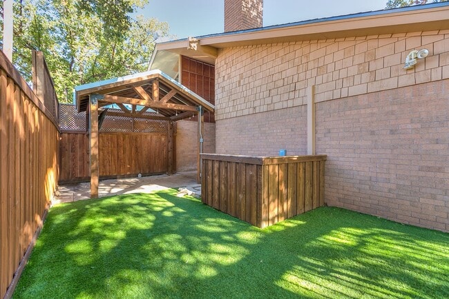 Building Photo - COMING APRIL 2026!!! Stunning Country Club Townhome!!