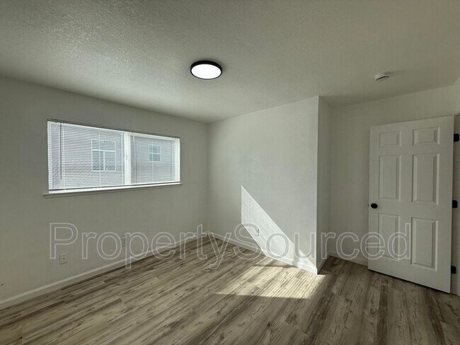 Building Photo - 911 E H St