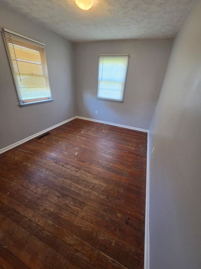 Building Photo - 3 Bedroom Single Family home with garage