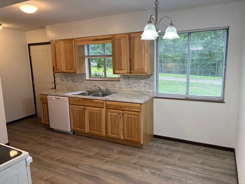KITCHEN - 715 Pearl Dr
