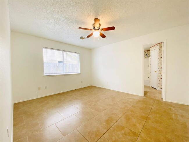 Building Photo - 16118 Pasadero Dr