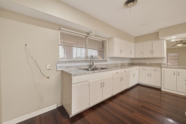 Building Photo - 10645 Oak Brook Dr