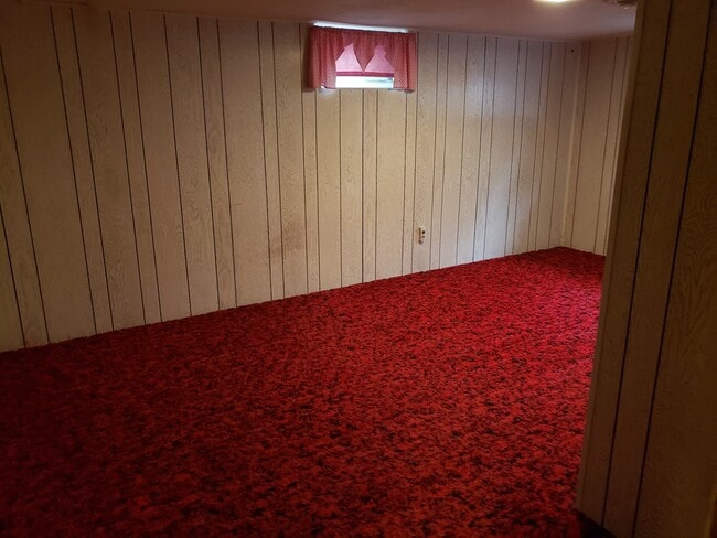 Building Photo - 3 bedroom, 1.5 Bath Home located near Skyv...