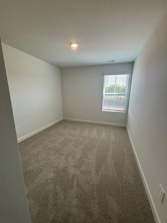 Building Photo - 222 Tiger Lily Dr
