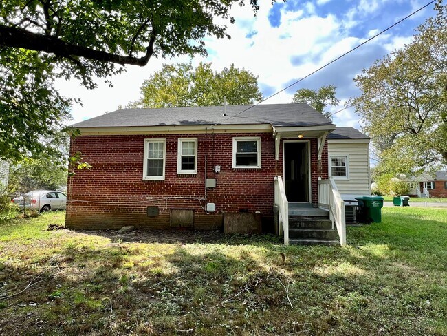 Building Photo - Charming 2 bedroom, 1 bathroom Rancher in ...
