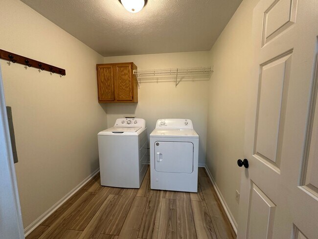 Building Photo - Caledonia Condo! Two Bedroom - Two Full Ba...