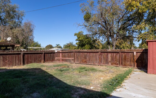 Building Photo - 626 W San Joaquin Ave