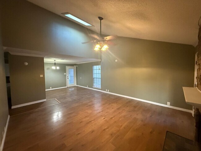 Building Photo - 3BD 2BA FLAT UPSTAIRS WITH HUGE BALCONY