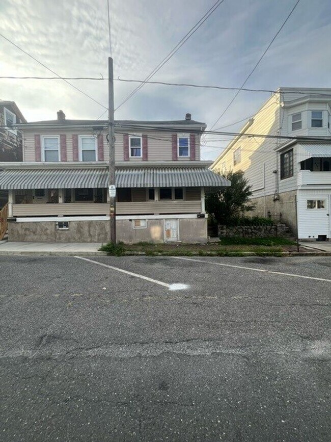 Building Photo - 4 Bedroom 1 Bath