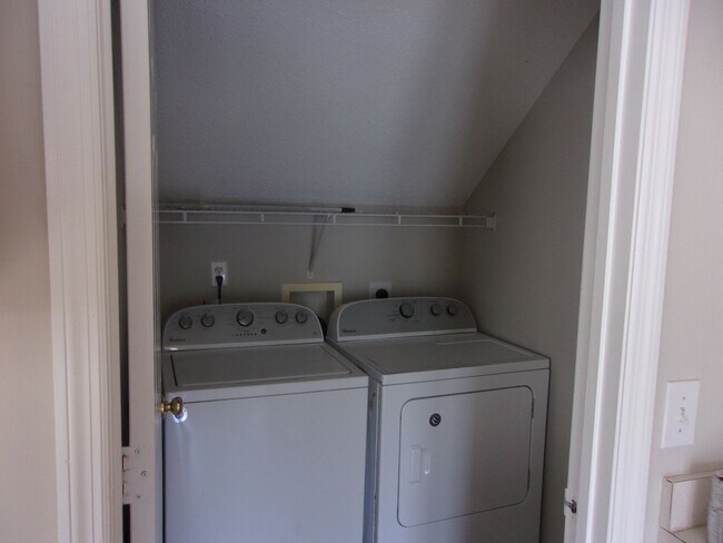 Building Photo - 3 Bedroom / 2.5 Bathroom with 2 car garage...