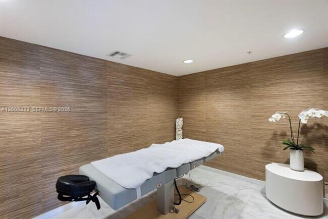 Building Photo - 400 Sunny Isles Blvd