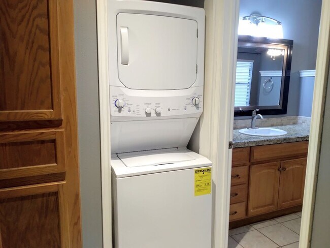 Building Photo - Cozy Medical Center Condo with Fireplace, Community Pool & Included Appliances!