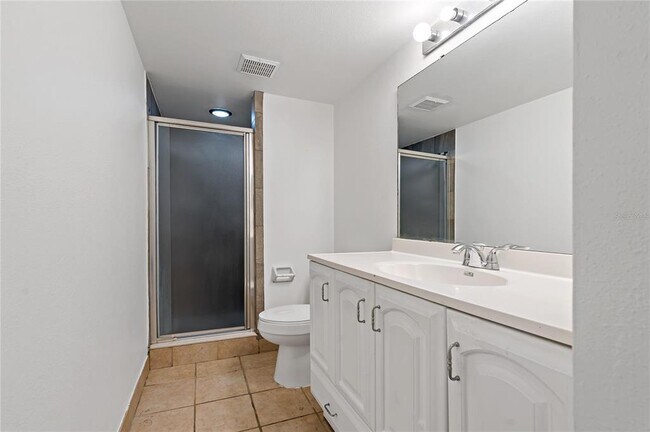 Building Photo - 122 E Cypress Ct